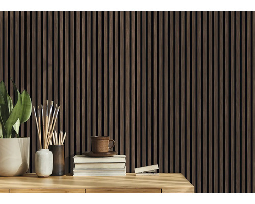 Houten panelen als wandbekleding in een interieur met bureauaccessoires.