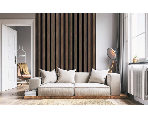 Woonkamer met houten lambrisering, bank, staande lamp en open deur