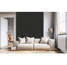 Woonkamer met bank, decoratieve kussens en wandpanelen