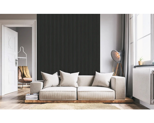 Woonkamer met bank, decoratieve kussens en wandpanelen