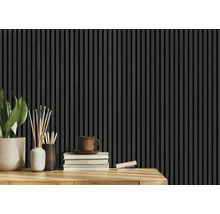 Decoratieve wanddecoratie met panelen en accessoires op een houten tafel.