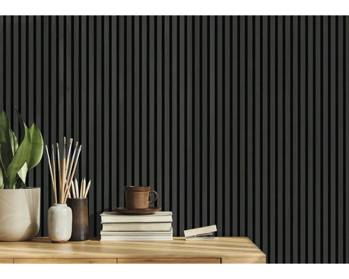 Decoratieve wanddecoratie met panelen en accessoires op een houten tafel.