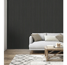 Woonkamer met wandpanelen, bank, tapijt en houten tafel