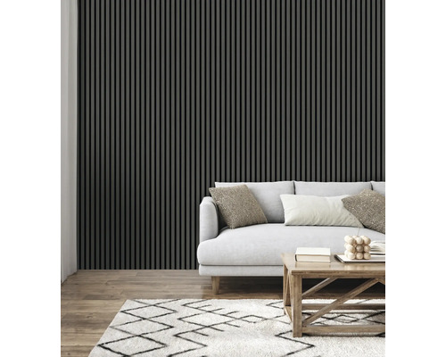 Woonkamer met wandpanelen, bank, tapijt en houten tafel