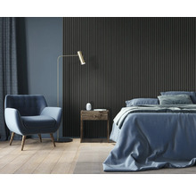 Slaapkamer met bed, fauteuil, vloerlamp, nachtkastje en wandpanelen