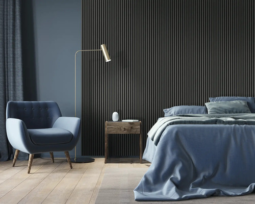 Slaapkamer met bed, fauteuil, vloerlamp, nachtkastje en wandpanelen