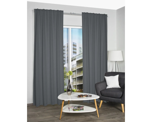 Woonkamer met gordijnen, fauteuil en tafel