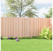 Houten schutting met tuinpoort op een gazon