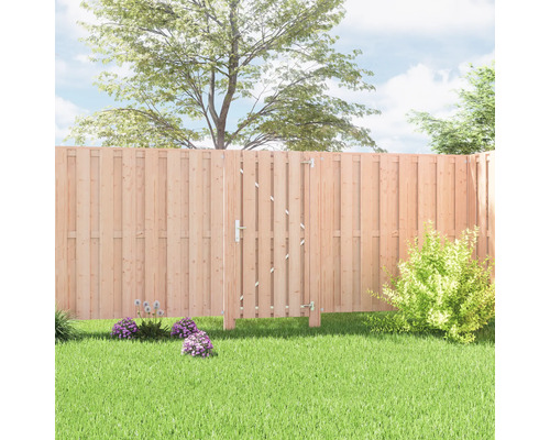 Houten schutting met tuinpoort op een gazon