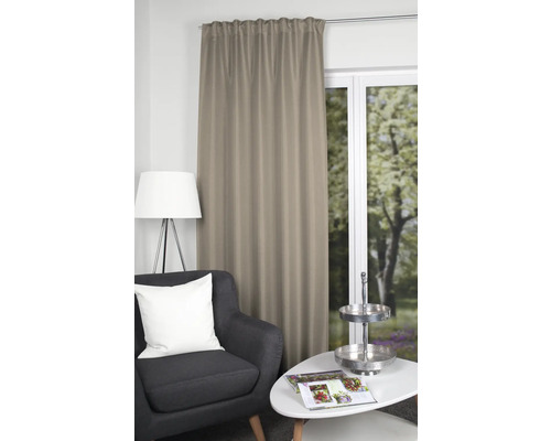 Decoratief gordijn naast een fauteuil en een tafel
