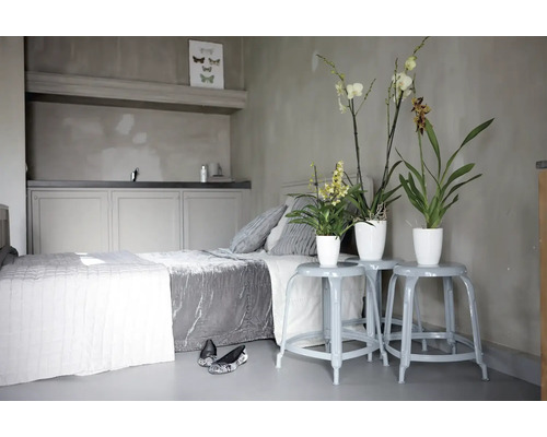 Slaapkamer met bed, nachtkastjes en kamerplanten