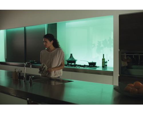 Moderne keuken met gootsteen, kraan en een vrouw die een doek vasthoudt