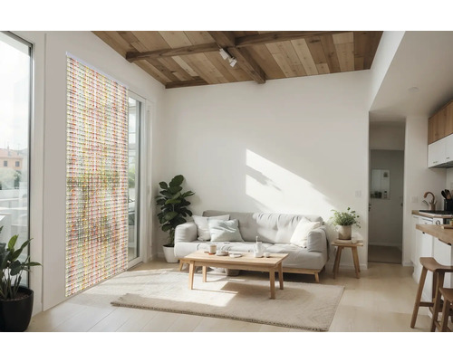 Lichte woonkamer met bank, houten tafel, kamerplanten en gordijnpanelen