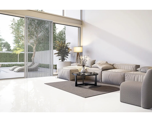 Lichte woonkamer met bank, tafel, staande lamp en gordijn