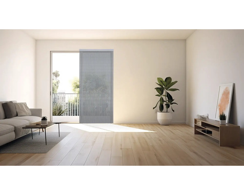 Lichte woonkamer met schuifgordijn voor het raam