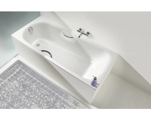 Rechthoekig bad met kraan en handgreep in een lichte badkamer