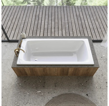 Ingebouwde badkuip in moderne badkamer met tegelvloer en houten wandbekleding