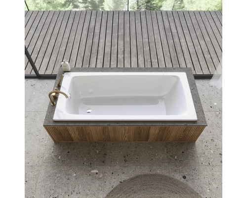 Ingebouwde badkuip in moderne badkamer met tegelvloer en houten wandbekleding