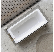 Rechthoekig bad in een badkamer met houten wand en tegelvloer