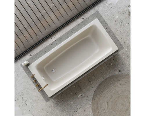 Bovenaanzicht van een ligbad in een badkamer met houten plafond