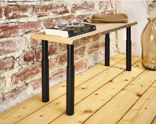 Kleine tafel met houten blad en zwarte poten, met boek, bril en etui erop