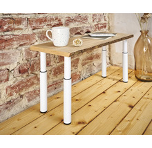 Tafel met houten blad en in hoogte verstelbare poten, met kop, notitieboek en decoratie erop