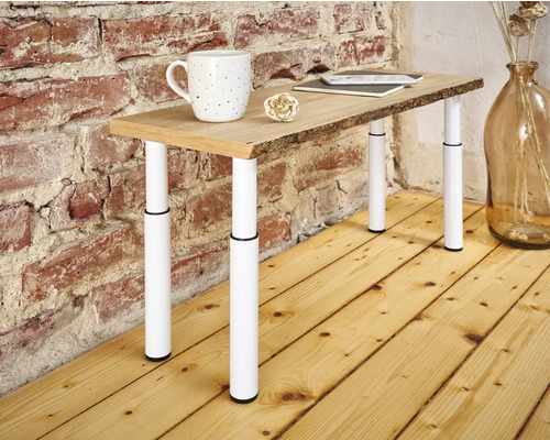 Tafel met houten blad en in hoogte verstelbare poten, met kop, notitieboek en decoratie erop