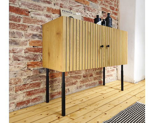 Houten dressoir met deuren en metalen poten voor bakstenen muur