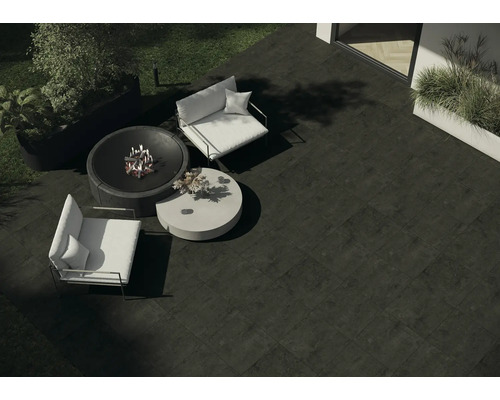 Terras met vuurplaats, stoelen en terrastegels