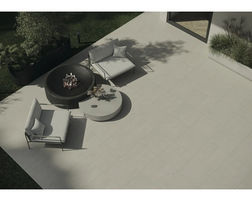 Bovenaanzicht van een tuinscène met vierkante terrastegels, een vuurplaats, twee fauteuils en een ronde tafel