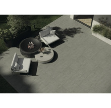Terras met terrastegels, vuurplaats, fauteuils en tafel