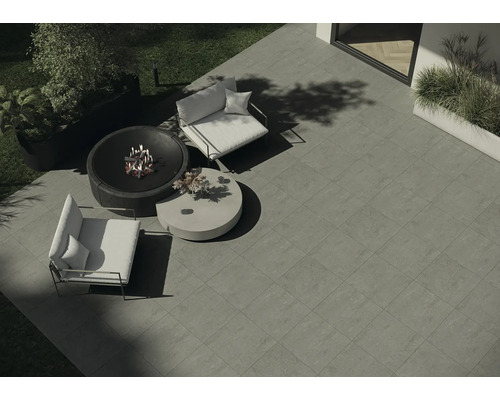 Terras met terrastegels, vuurplaats, fauteuils en tafel