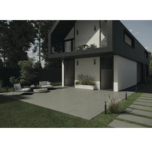 Modern huis met terras, tuinmeubelen en gazons