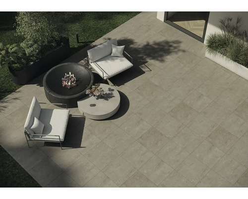 Terras met vuurplaats, zithoek en plantenbakken