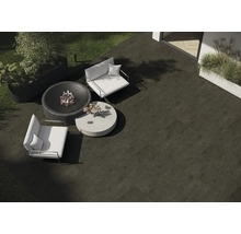 Terras met vloertegels, vuurplaats en buitenzitmeubelen