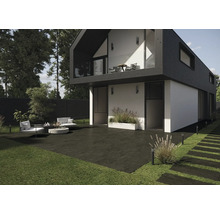 Modern huis met terras, tuinmeubelen en gazon