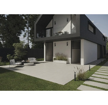 Modern huis met terras, tuinmeubilair en gazons