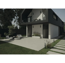 Modern huis met terras, tuinmeubilair en gazons