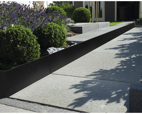 ELMAR JUNG Borderrand zwart staal 0,5 mm 10 m x 15 cm Tuinscene met metalen gazonranden tussen planten en verhard pad
