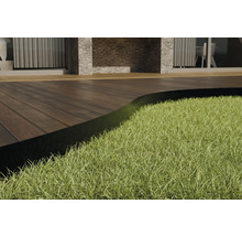 Terras met houten vloer en gazon