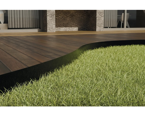 Terras met houten vloer en gazon