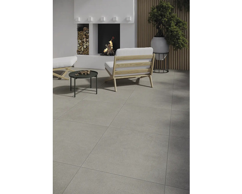 Woonkamer met moderne open haard, zitplaatsen en vloertegels