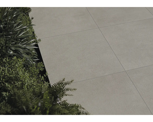 Terrastegels gelegd naast planten