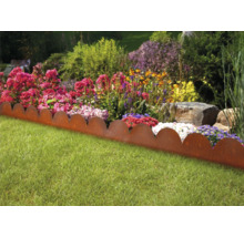 Tuinlandschap met gazon en bloembed, afgebakend door een metalen border met geschulpte rand