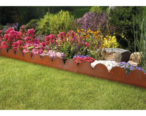 Tuinlandschap met gazon en bloembed, afgebakend door een metalen border met geschulpte rand