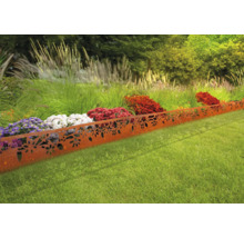 Decoratieve gazonrand van metaal met bloemmotief voor tuinontwerp.