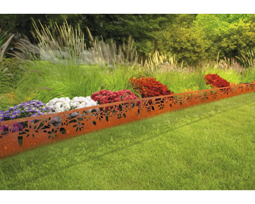 Decoratieve gazonrand van metaal met bloemmotief voor tuinontwerp.