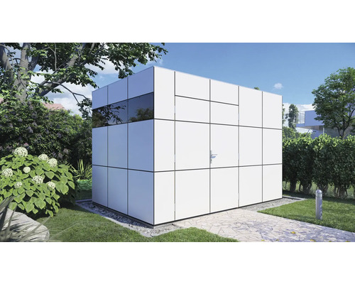 Tuinhuis met raam en deur in de tuin