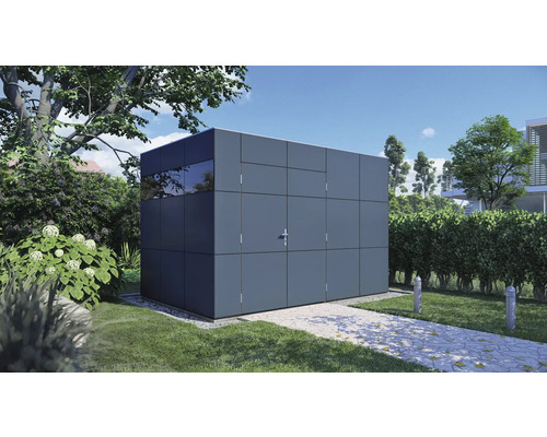 Moderne gereedschapsschuur met raam in de tuin