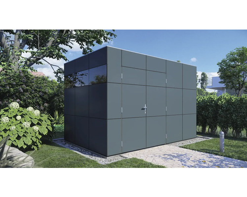 Moderne metalen tuinbox met raam en deur in de tuin